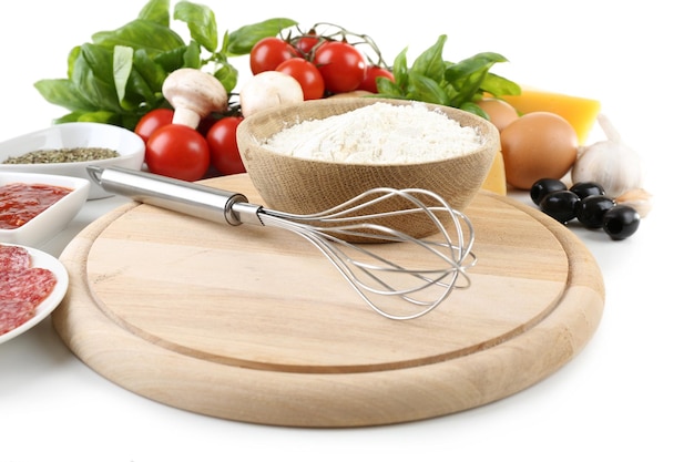 Kuchnia z talerzami i składnikami